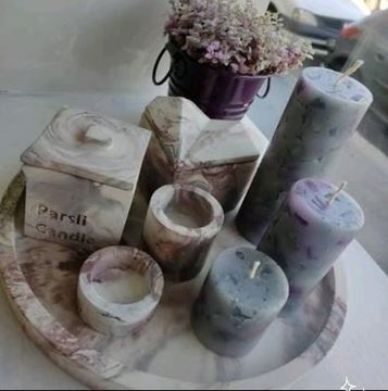 اکسسوری های تزیینی ساخته شده با سنگ و ترکیب رزین شامل سینی دو عدد شمع باکیفیت، باکس شمع دردار، جاجواهری دردار و دو عدد جا وارمری در رنگهای متنوع و زیبا