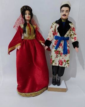 عروسک سنتی خرم آبادی  قد خانومها ۳۰ سانت  قد آقایان  ۳۳ سانت جنس عروسک پلاستیک  و لباسهای  خانومها از مخمل و آقایان  از نخی دررنگهای مختلف موجود میباشد